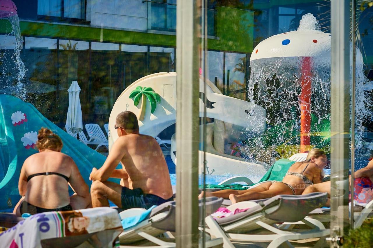 Sunrise Aparthotel Pool & Spa Mamaia Nord นาโวดาริ ภายนอก รูปภาพ
